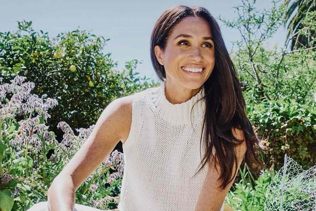 Meghan Markle sweater vest is perfect for autumn, get a similar look