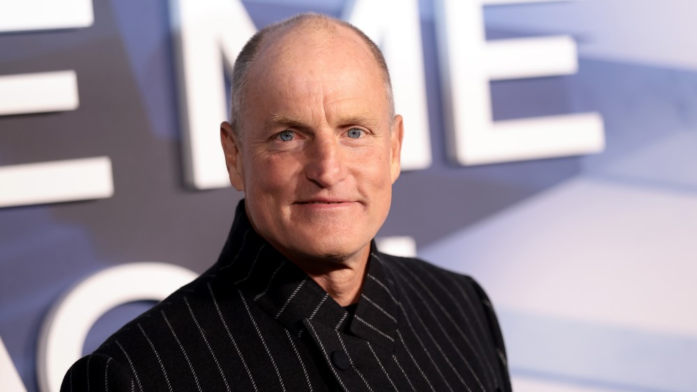 Woody Harrelson and Dave Franco perform magic card tricks