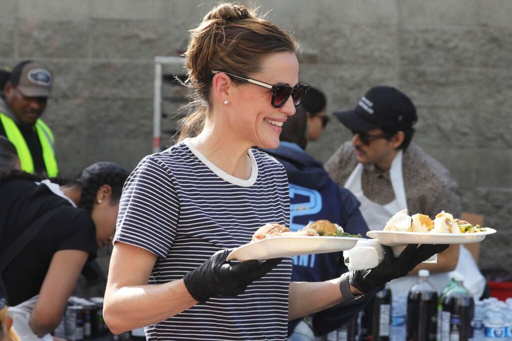 Jennifer Garner celebrates Thanksgiving by volunteering on Skid Row