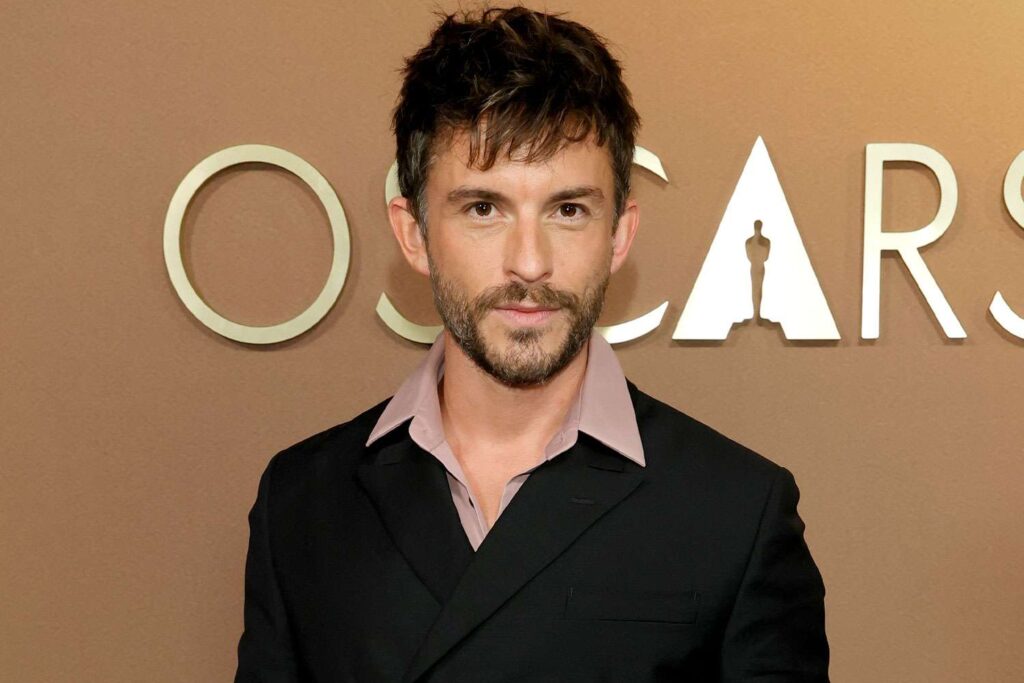 Jonathan Bailey puts on a stylish show at the 2025 Governors Awards