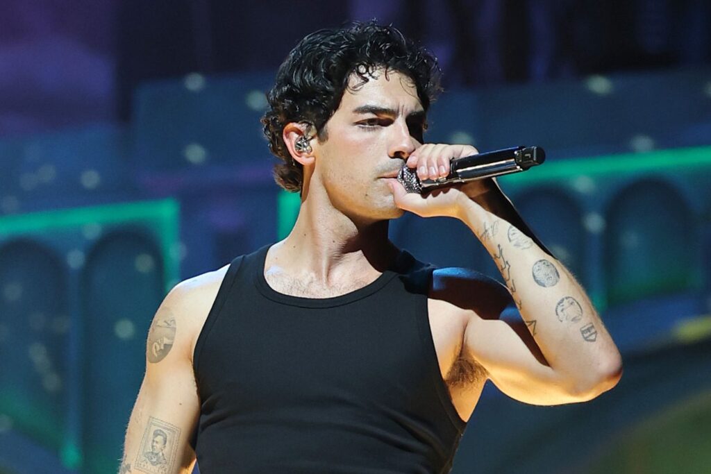 Joe Jonas easily distracted by ‘PG-13’ sign at Jonas Brothers concert