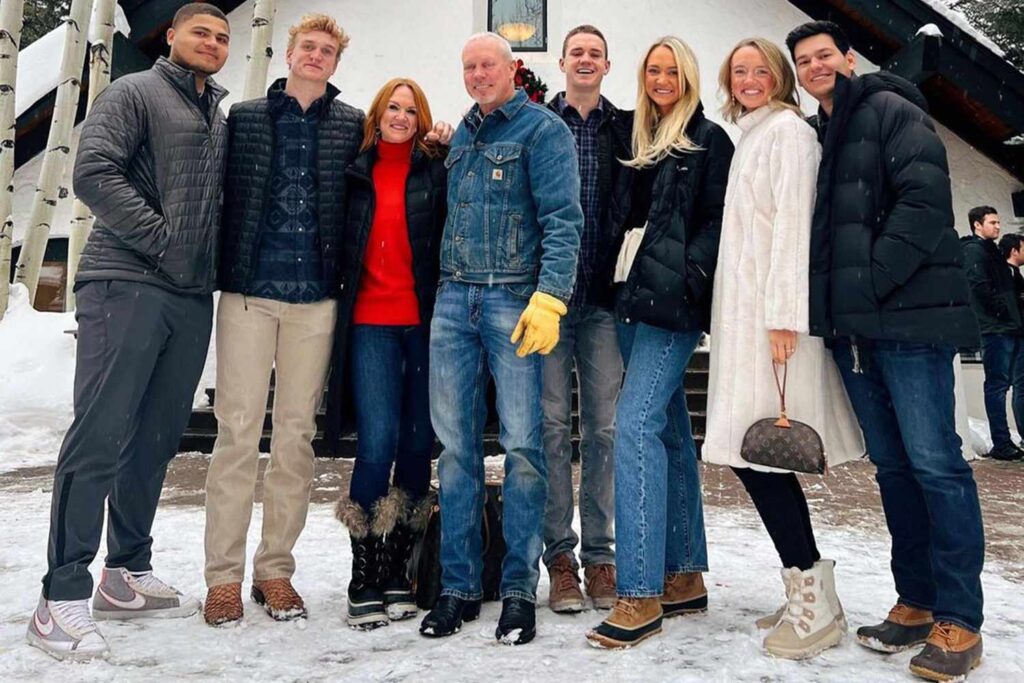 The sweetest family photo with Ree Drummond’s five children and granddaughter