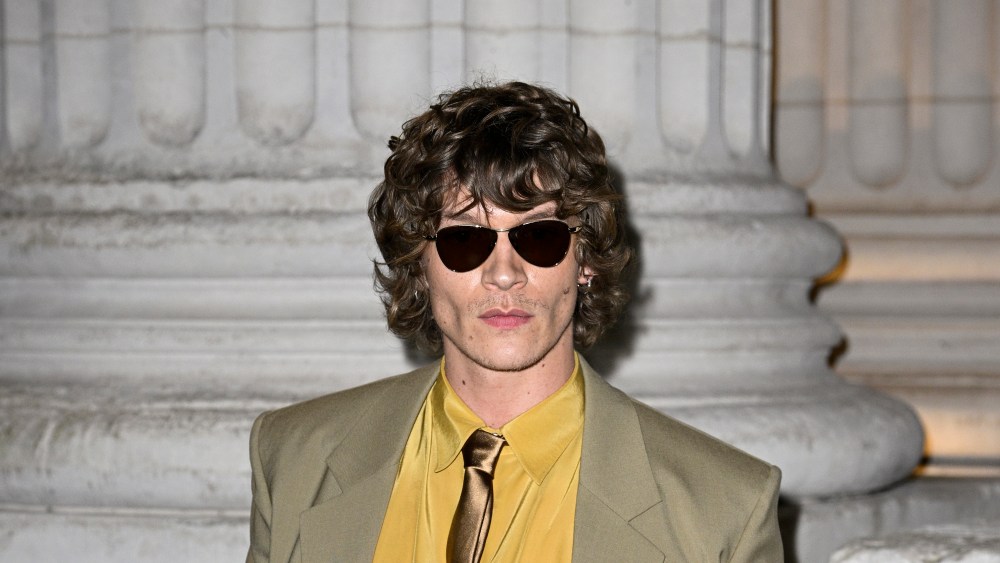 ‘Heated Rivalry’ star becomes ‘SNL’ host