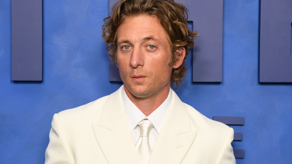 Jeremy Allen White supports UK social media ban for children under 16