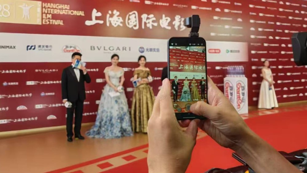 Honor and Aari unveil robot phone at Shanghai Film Festival