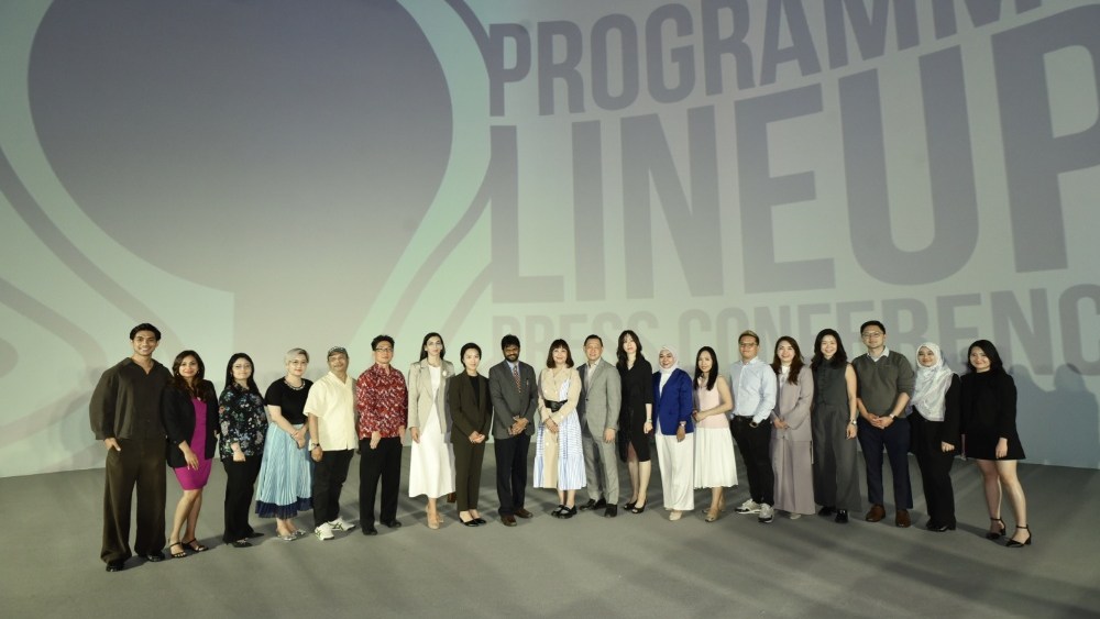 Lee Chang Dong receives Lifetime Achievement Award at MIFFest in Malaysia