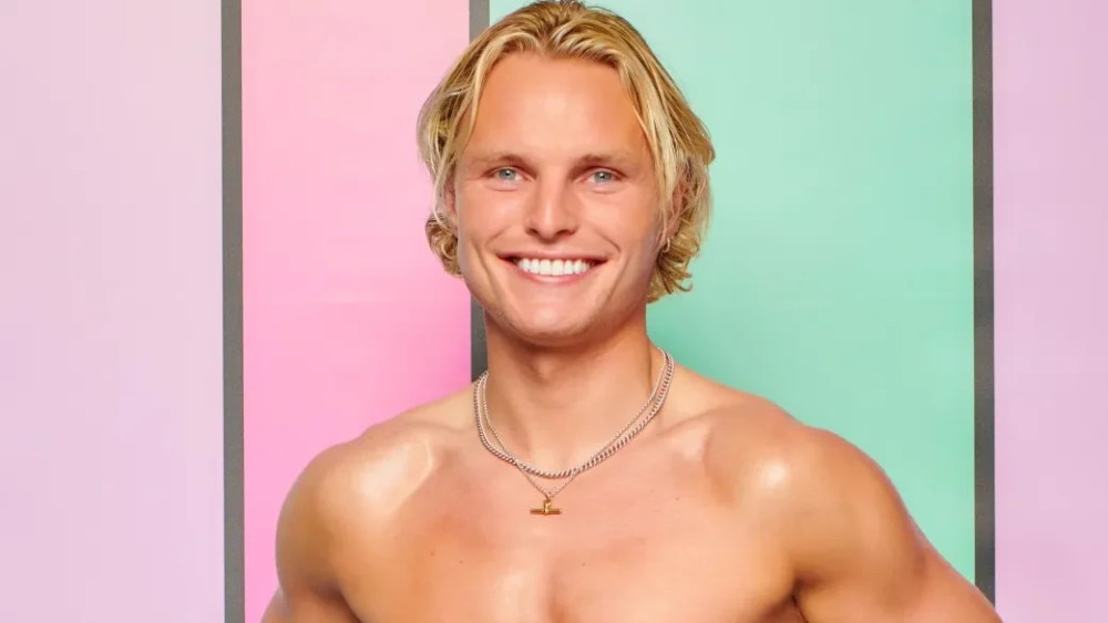 ‘Love Island UK’ contestant quits show, citing family reasons